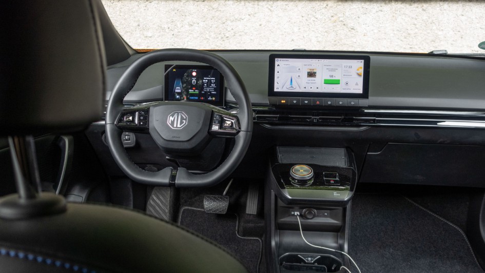 MG4 Extended Range orange lackiert Cockpitaufnahme