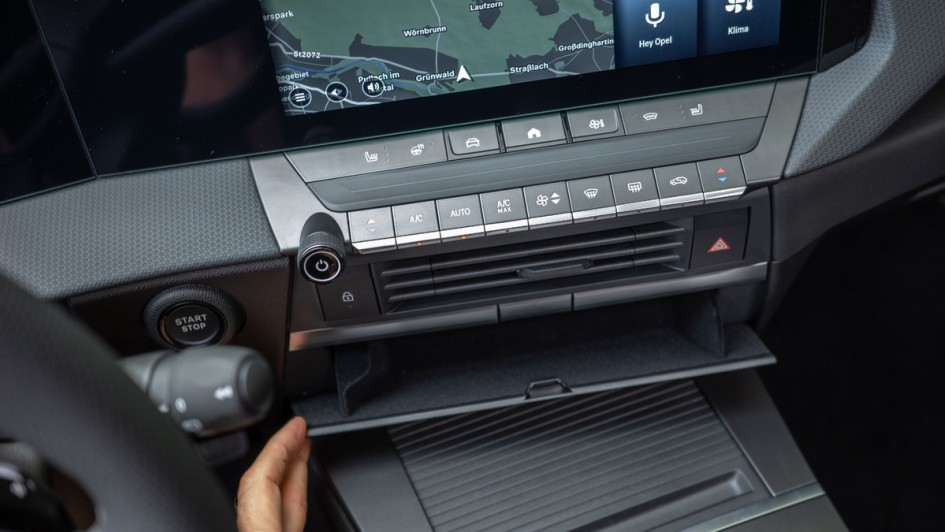 Brillenfach unter dem mittleren Luftausströmer im Opel Astra