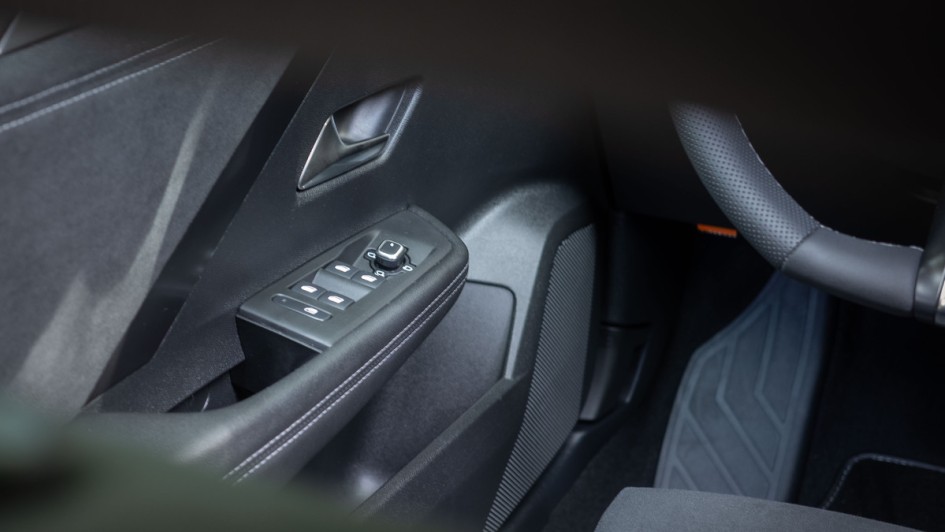 Bedienelemente in der Fahrertürverkleidung des Opal astra