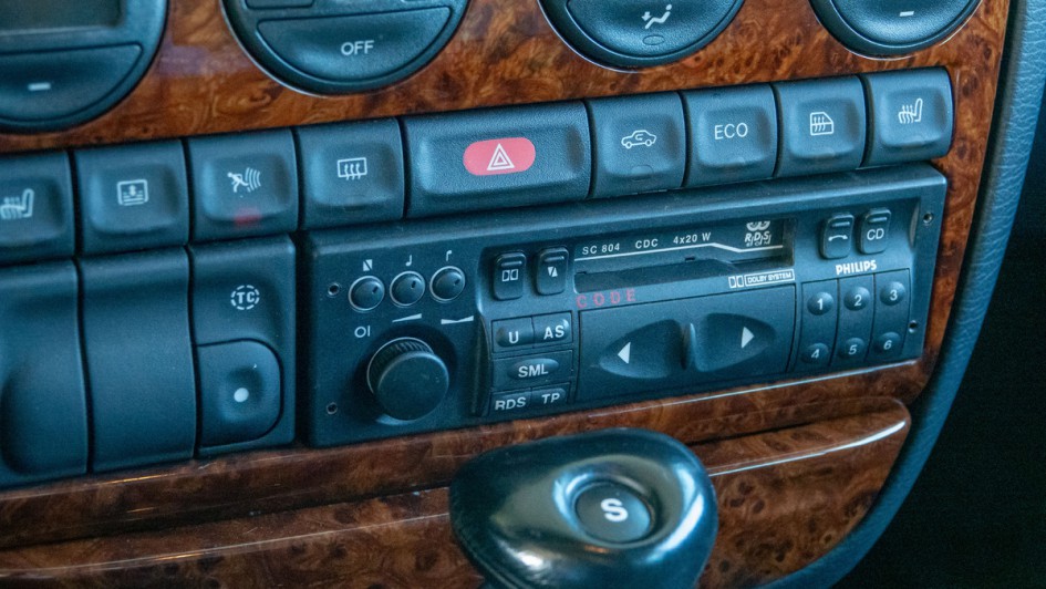 Ansicht der Mittelkonsole samt Radio und Schaltereinheit im Opel Omega MV6