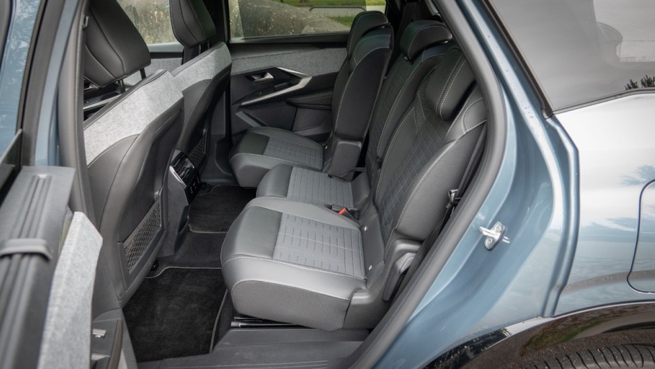 Detailaufnahme der verschiebbaren Rückbank im Peugeot 5008