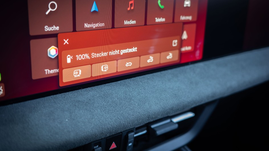 Foto des mittleren Display im Porsche Macan Electric mit Anzeige der Shortcuts