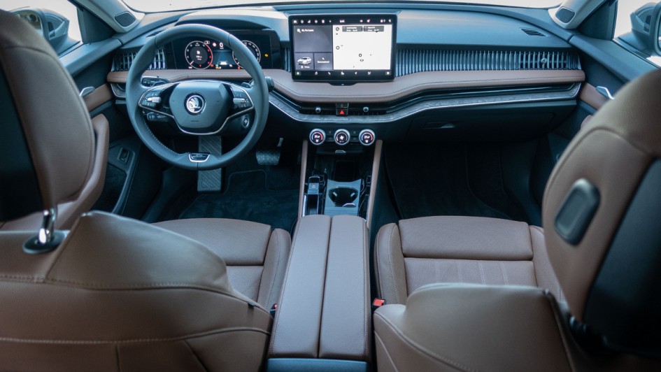 Skoda Superb Combi (2024) Cockpitaufnahme gesamt vom Ruecksitz aus