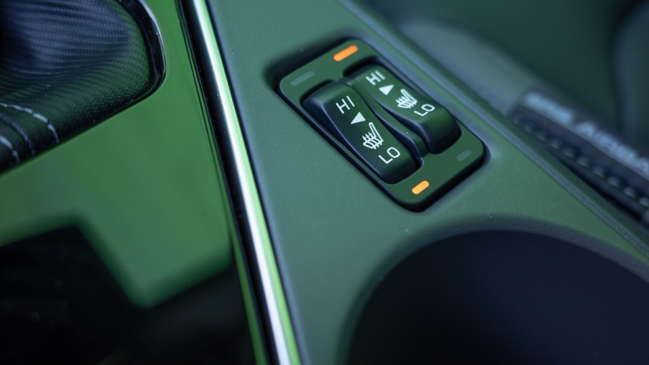 Zwei Schalter im Subaru Crosstrek, die die Sitzheizung einschalten