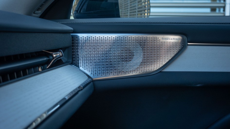 Abdeckung des Bowers&Wilkins-Soundsystems in der Türverkleidung des Volvo ES90