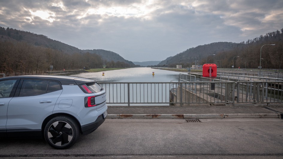 Volvo EX30 auf der Schleuse des Main-Donau-Kanals bei Kelheim
