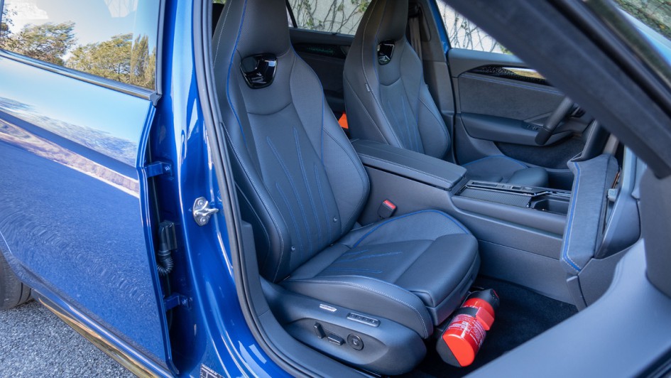 Blauer Passat Variant 2.0 TDI 4Motion R-Line-Sportsitze