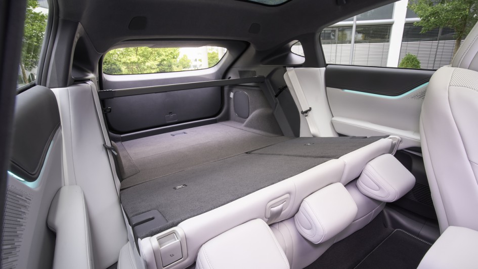 Umgeklappte Rückbank im Xpeng G6 mit Blick in den Kofferraum