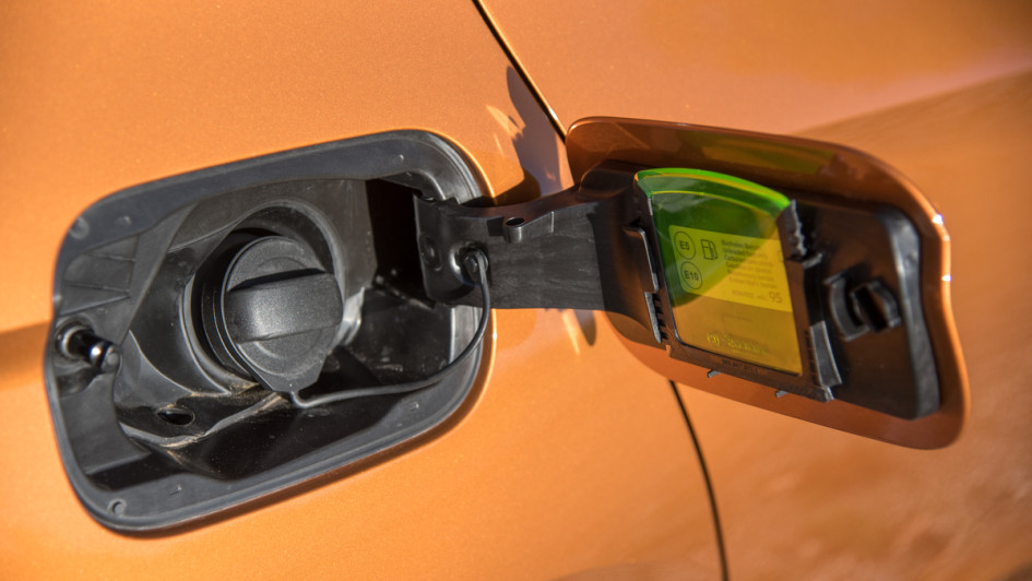 Skoda Fabia 2023 in bronze Eiskratzer im Tankdeckel