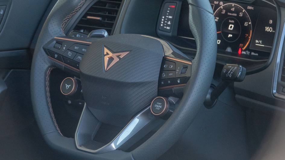 Lenkradfoto im Detail des Cupra Ateca VZ