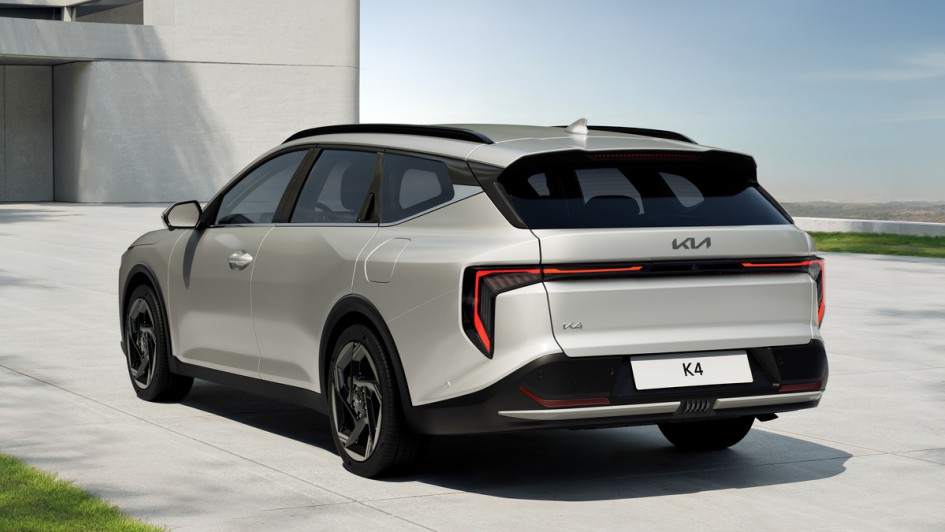Kia_K4_Sportswagon_02.jpg