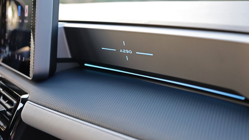 Beleuchtetes Logo im Armaturenbrett mit Alpine A290-Schriftzug