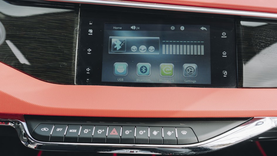 Die Materialien und das Menü des Display bilden Basics ab, mehr will und soll das Fahrzeug nicht können.