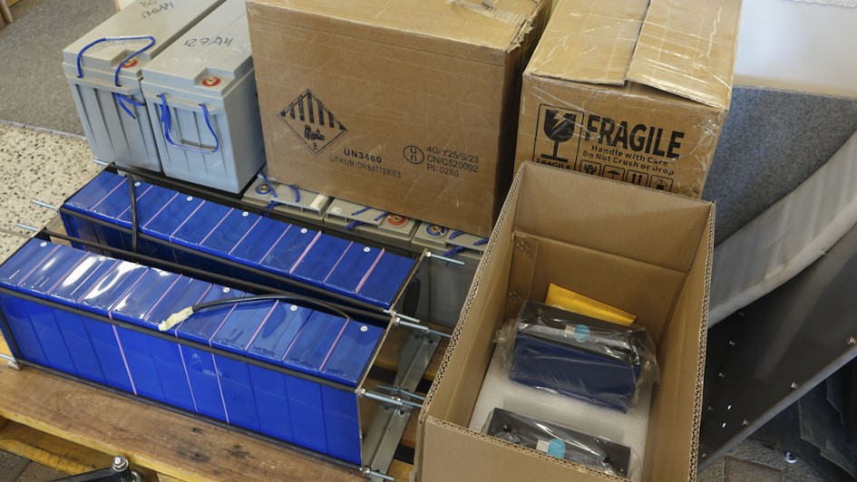 Die Batterien sind in der Regel Blei-Gel-Akkus, können aber auch zu Lithium-Eisenphosphat-Packs werden. 