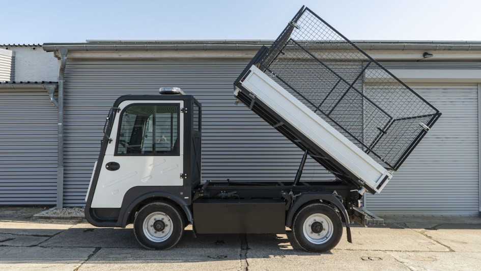 Der Ari 1570 schafft maximal 1,5 Tonnen (als Pritsche) und kann weitere 1,6 Tonnen an der Anhängekupplung mitnehmen. 