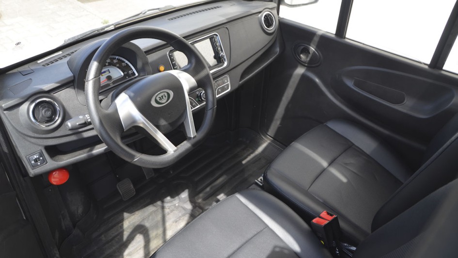 Im kleinen Transporter ist Platz für zwei. "Komfortelemente" wie Servolenkung oder Klimaanlage gibt es gegen Aufpreis.