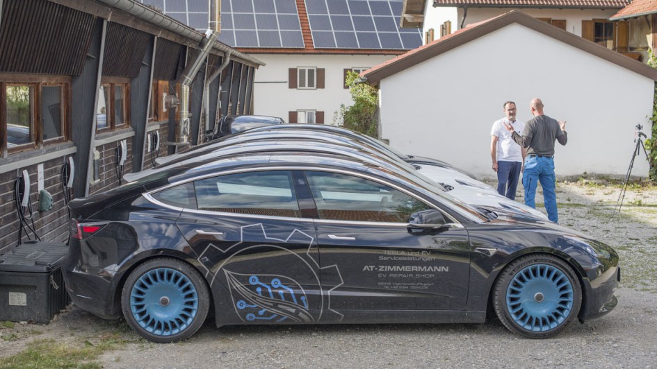 Die heutigen Kunden sind Privatkäufer, Firmenwagenbesitzer, Taxi-Flottenbetreiber oder auch Vorstände. Einige wurden durch die YouTube-Videos auf die Werkstatt in Pflugdorf aufmerksam. 