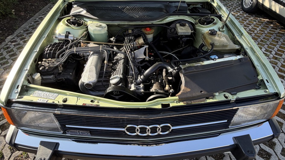 Fünf Richtige – Der fauchende Sound des kraftvollen Fünfzylinder-Einspritzers im Audi 100 5E erinnerte an Stuttgarter V8
