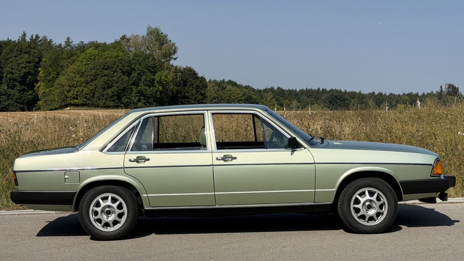 Coole Kanten in Inari-Silber – Die klaren und markanten Designlinien der lang gestreckten Audi 100 Limousine wurden durch damals ikonische Lackfarben betont.