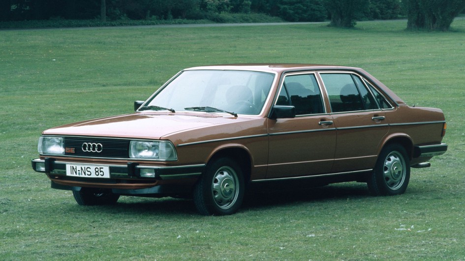 Facelift für einen Bestseller – Nach drei Jahren erhielt der Audi 100 (C2) eine frische Frontoptik