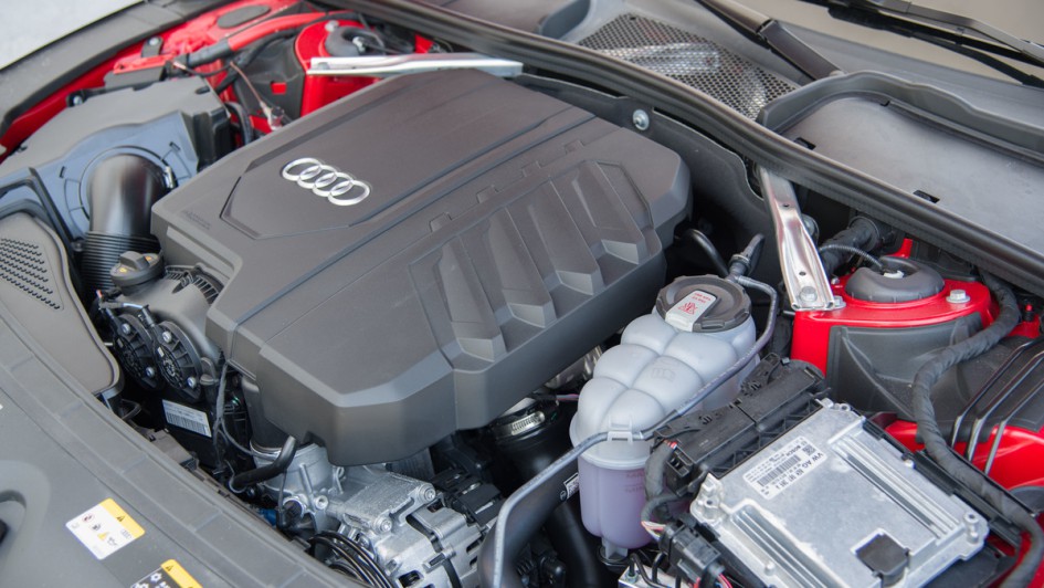 Motorraumfoto vom Audi A4 Avant 35 TFSI mit seinem zweiliter Vierzylinder-Benziner
