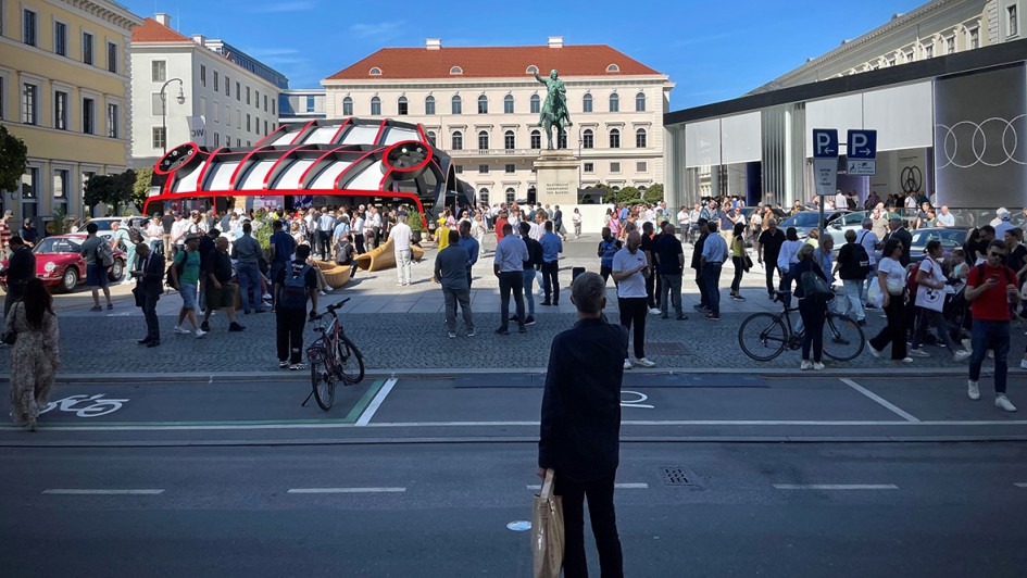 Neben dem Hofgarten, dem Königsplatz und dem Odeonsplatz ist der Wittelsbacher Platz im Zentrum des automobilen Treibens. Hier ist etwa Audi zu finden