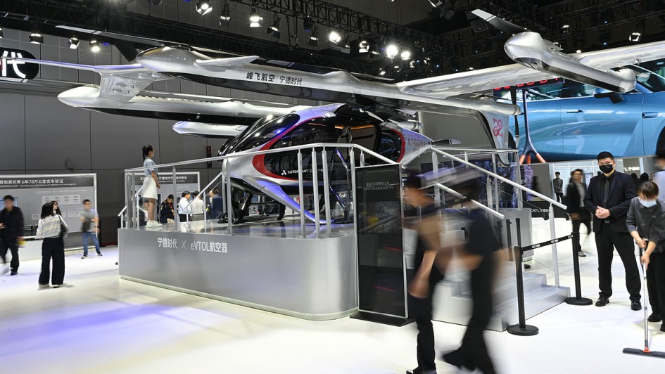 Auf dem Stand des chinesischen Batterie-Bauers CATL steht ein sogenanntes eVTOL, ein elektrisch angetriebenes Fluggerät, das senkrecht starten und landen kann.