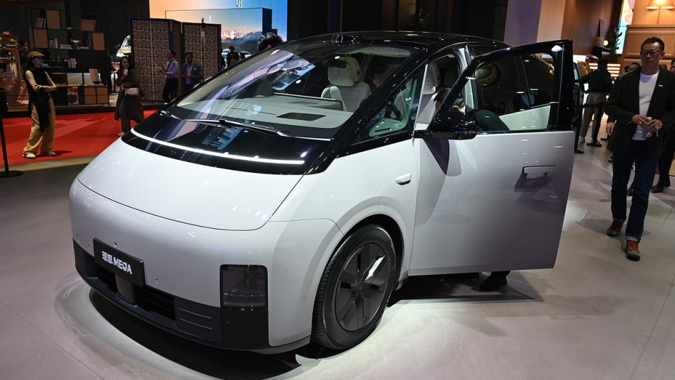 Messebesucher begutachten das Modell "Mega" der chinesischen Marke Li Auto