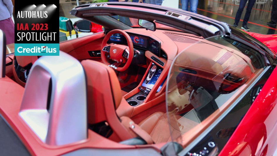 Roter MG Cyberster Blick in den Innenraum