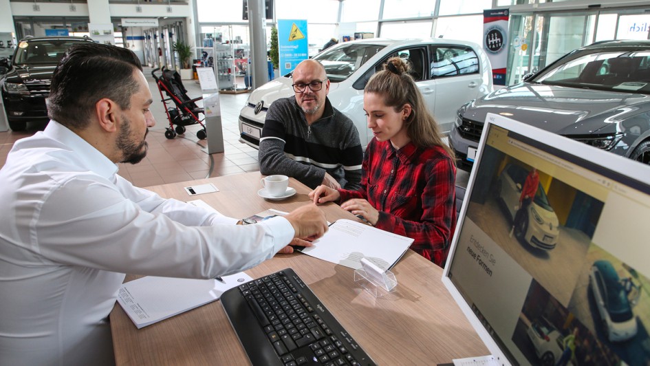 Zulassung im Autohaus