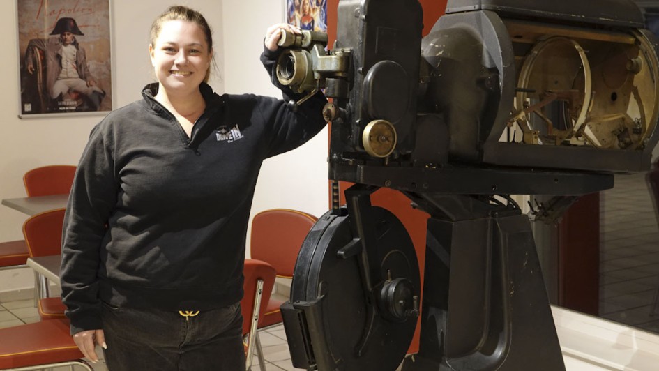 Tina kümmert sich um die Gäste und macht das mit Leidenschaft fürs Kino.