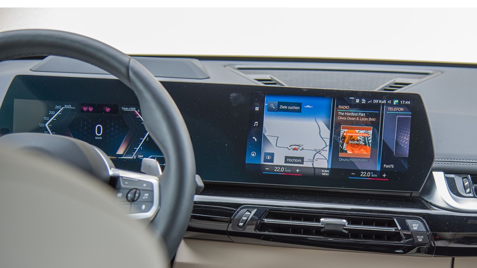 Die Grundausstattung fällt bereits sehr großzügig aus, denn es gibt vom Navi  über das Leder-Sportlenkrad, Zwei-Zonen-Klimaautomatik und einem Rudel von Assistenten alles ab Werk.