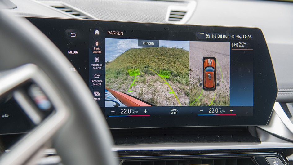 Den Blick auf das nicht einsehbare Terrain außerhalb des Cockpits übernimmt die sehr gute 360-Grad-Kamera – auch bei schlechtem Wetter. 