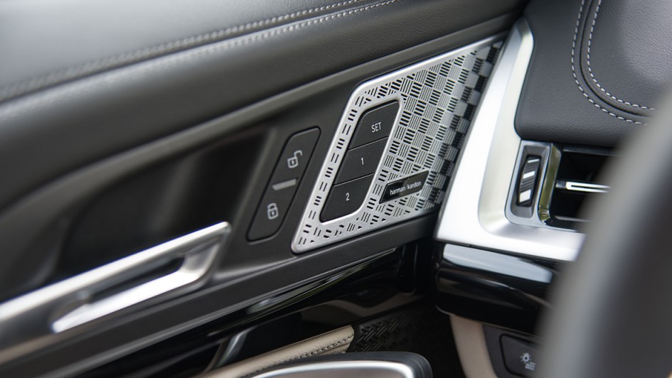 Die seitlichen Harman-Kardon-Lautsprecher sind unter gefrästen Alu-Abdeckungen ziemlich auffällig und das dürfen sie ob ihres Sounds ruhig auch sein.