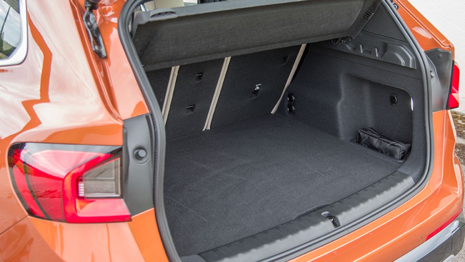 Der Kofferraum fasst 500 bis 1.545 Liter. Die Rücksitze kann man ein Drittel zu zwei Drittel nach vorn schieben und Platz gewinnen.