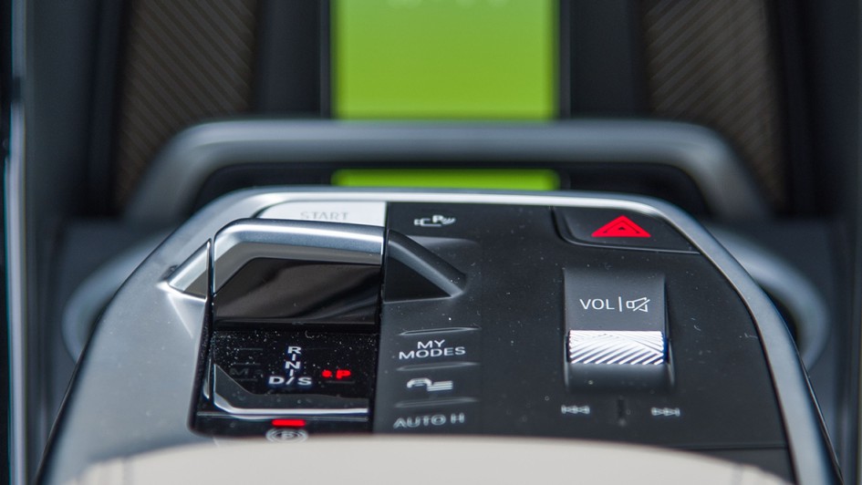 Die schwebende Mittelarmlehne ist schick und praktisch. Praktisch ist auch die große Smartphone-Klemme (Teil des Premium-Pakets, 1.470 Euro inklusive Fernlicht-Assistent u. a.), in der kein Handy-Format verrutscht.