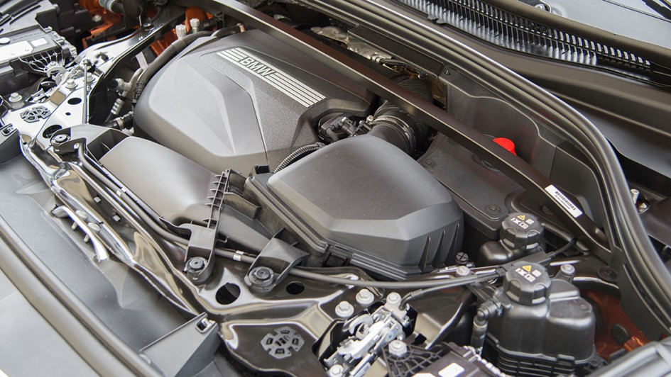 Unser Selbstzünder (xDrive 20d, ab 40.714 Euro) bildet die goldene Mitte zwischen dem Einstiegsmodell (sDrive 18d, ab 38.110 Euro) und dem Topmodell (xDrive 23d, ab 43.530 Euro).