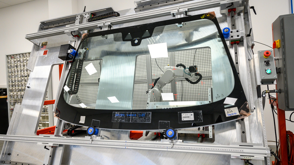 Im Testcenter werden aufwendig einzelne Scheiben untersucht. Die Ergebnisse helfen dem Hersteller wie auch dem Kunden.