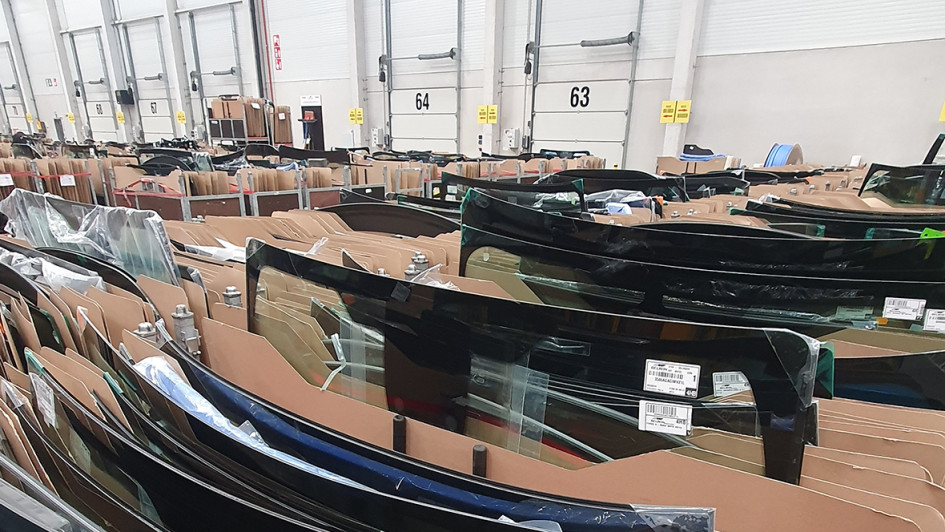 Im Nachtsprung werden die Scheiben per Lkw in die Werkstätten geliefert. 2.000 davon landen täglich in Deutschland.