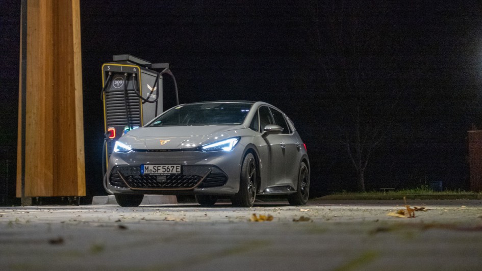 Cupra Born nachts an einer Fastned-CCS-Ladesäule stehend