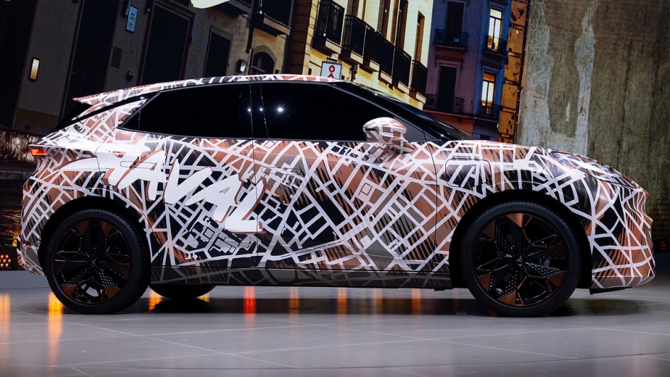 Der Cupra Raval steht während einer Pressekonferenz vor Beginn der Internationalen Automobil-Ausstellung (IAA Mobility) auf der Bühne. Die IAA Mobility 2025 findet vom 09.-14.09.2025 in München statt.