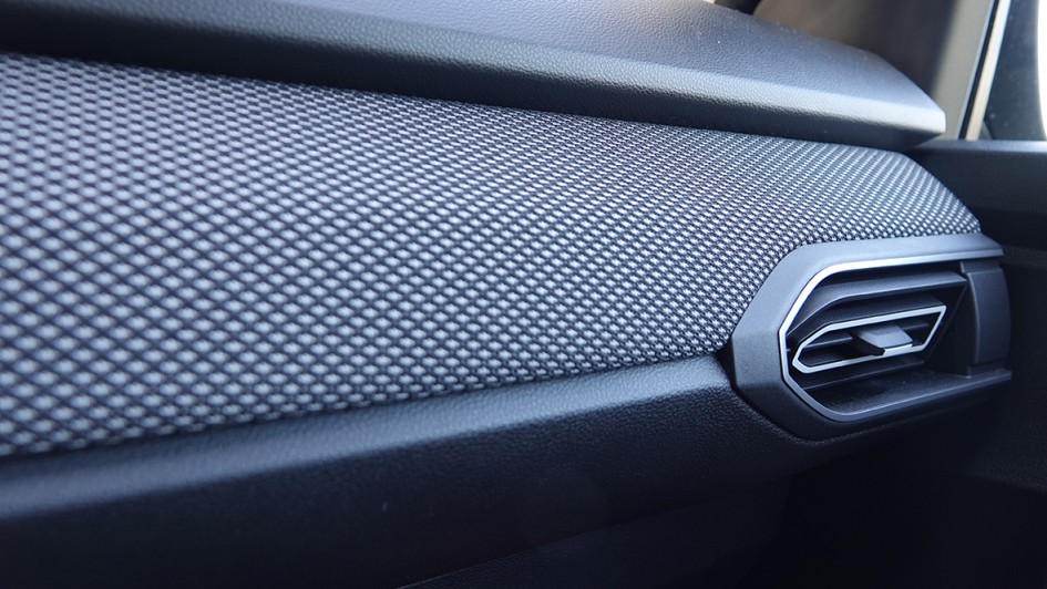 Der Stoffbezug passt sich zwar optisch gut in das Arrangement aus Hartplastik, aber es wird spannend zu sehen sein, wie das Interieur nach zwei, drei Jahren aussehen wird. Kratzer gibt es schnell im Hartplastik.