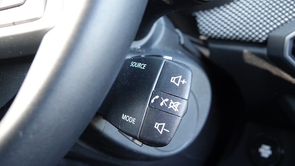 Die Bedienung ist schnell erklärt und französisch. Der rechte Lenkstockhebel ist für die Audio-Elemente zuständig, wie es Renault-Nutzer kennen. 