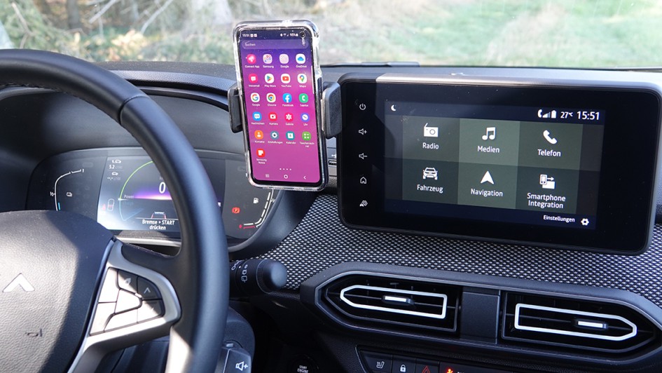 Den Handyhalter gibt es ab Werk, er ist nützlich. Der Strom kommt über einer von zwei USB-Buchsen.