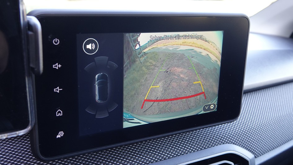 Eine von wenigen Helfern an Bord ist die Rückfahrkamera.