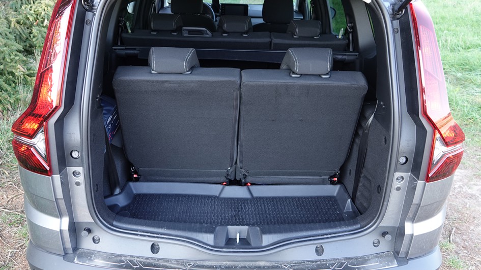 Sind alle sieben Sitze verbaut, passen in den Kofferraum nur noch 160 Liter.
