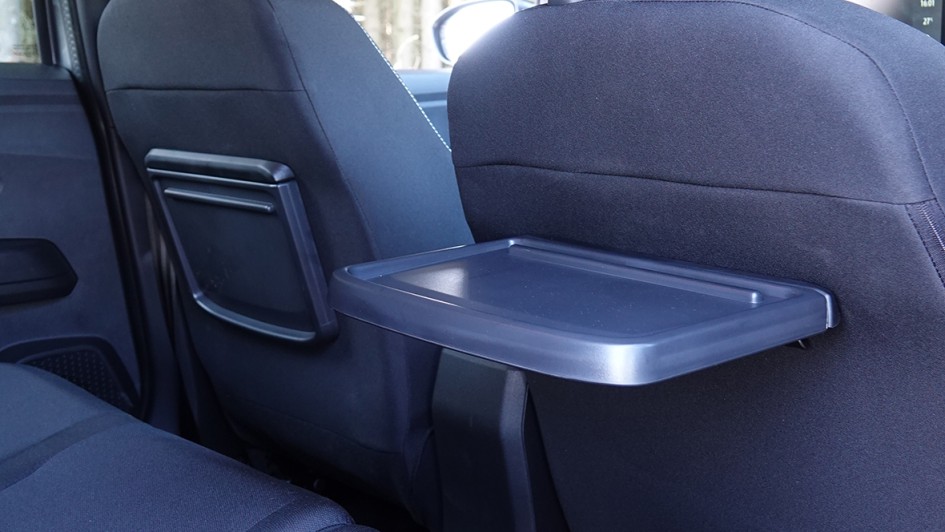 Die zweite Reihe erhält jeweils einen Klapptisch, ähnlich wie im Flugzeug.