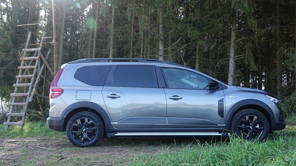 4,55 Meter lang, 2,02 Meter mit den Spiegeln breit und 1,67 Meter samt Reling hoch ist der Rumäne, der als Fünf- oder – wie wir ihn getestet haben – als Siebensitzer seine Dienste verrichtet. 