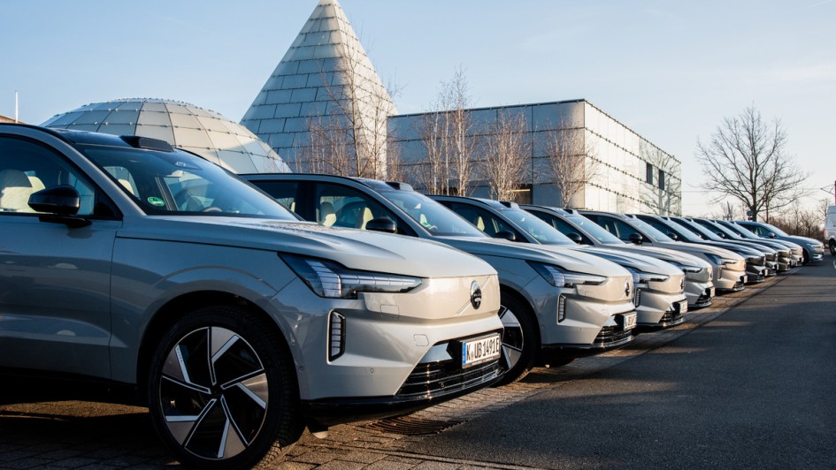 Volvo EX90 stehend in einer Reihe vor dem Dänischen Pavillon in Hannover
