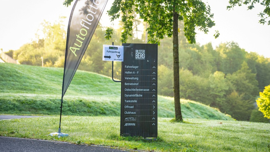 Wegbeschilderung zum Autoflotte-Event auf dem Bilster Berg